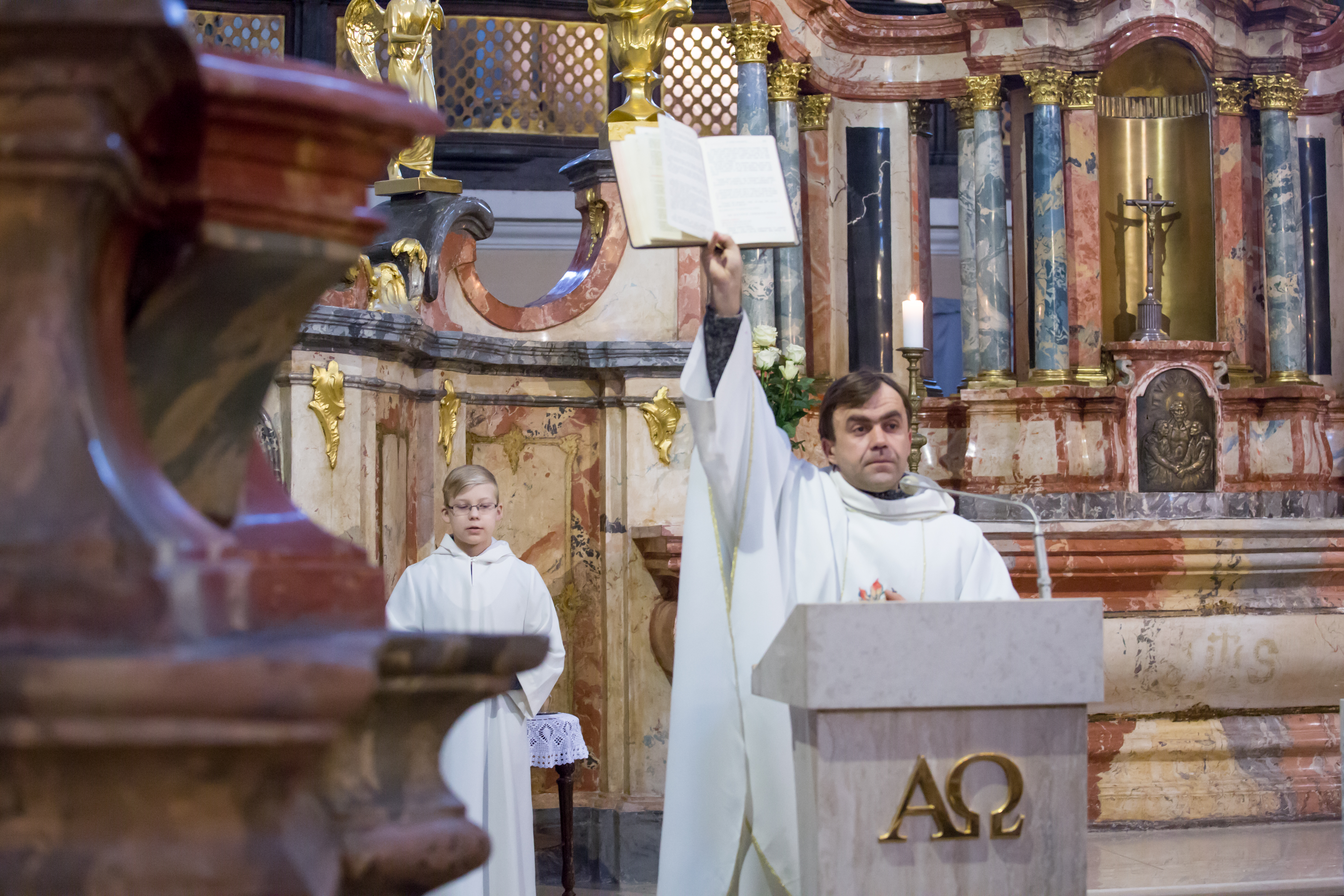 Iškilmingos šv. Mišios pradedant garbinti šv. Teresės relikvijas Vilniaus Visų Šventųjų bažnyčioje.